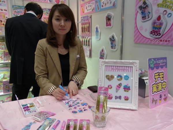 ストーンもデコれるよ！「ラメ入り透明ぷっくりシールになるペン」クツワ