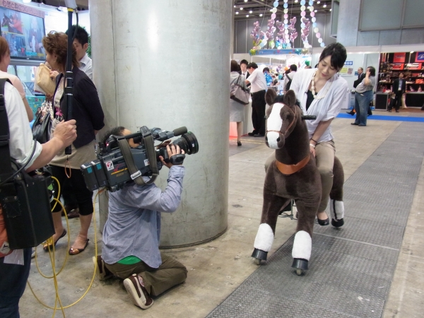 マスコミも注目。これもエコ、どうやって走ると思います？