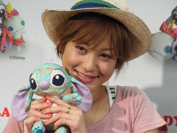 見て、Dear Stitchは耳がたれているんですよ (C)Disney