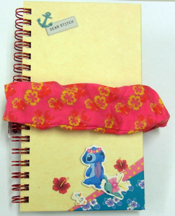 トラベルシュシュ付ノートスリム (C)Disney