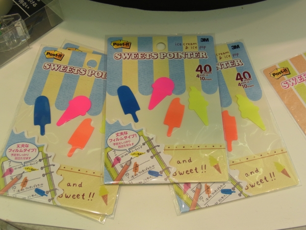 手帳の大事な予定をカラフルに目立たせ、透明なフィルム製なので下の文字を隠さずに使える