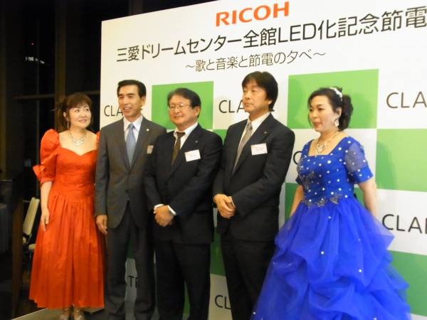 華やかなオペラを披露してくれた淑女の方々も加わって