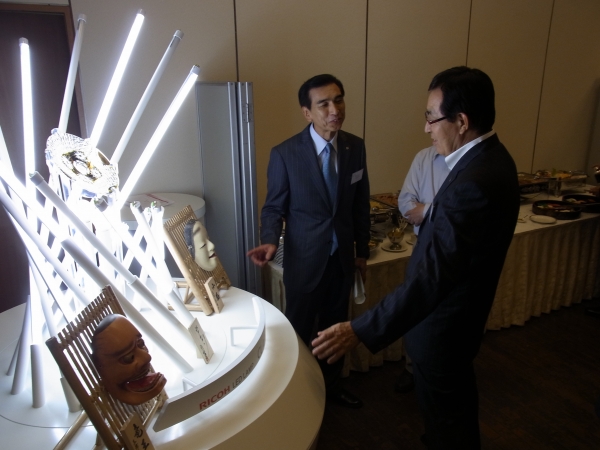 リコージャパンの畠中社長に作品の意図するところを語る三浦副社長、手前の竜王も三浦副社長作