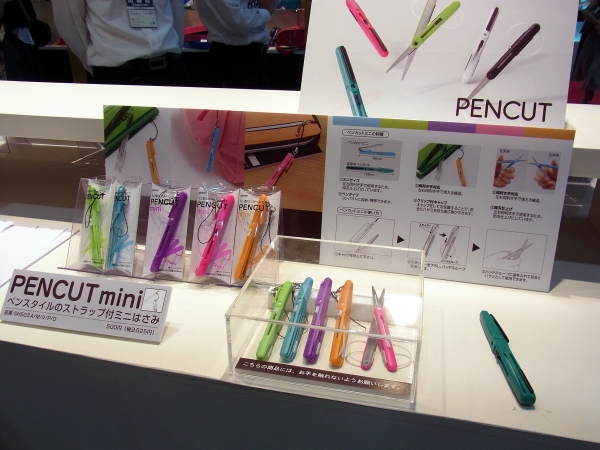 ペンスタイルのストラップ付ミニはさみ「ＰＥＮＣＵＴmini」。もちろんハンドルループ付き　レイメイ藤井