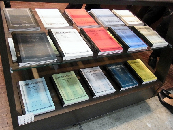 伝統的なデザインと変わらぬ使い心地で好評「ＣＤノート」に辛子、藍、黒の新色、三色を追加　アピカ