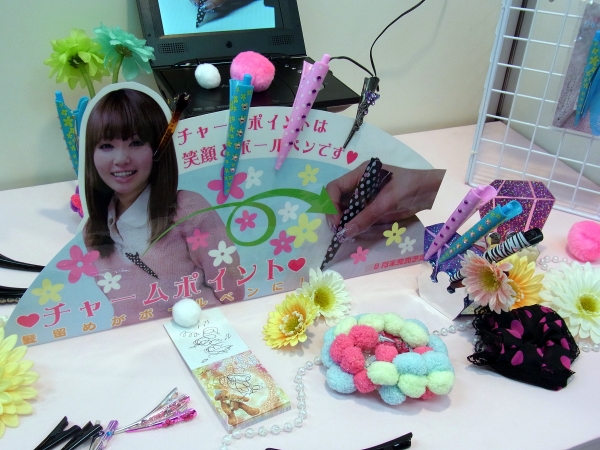 ヘアーアクセサリー？実はこう見えてボールペン。カバンに挟めば携帯にも便利「チャームポイント」