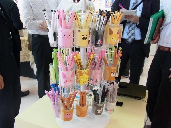 好評の２色ボールペン「mimi」、少ないスペースでも展開できる什器を提案