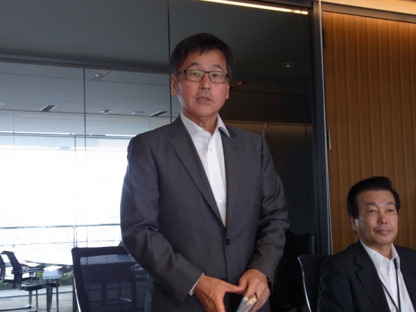 新商品について、「いいものは、いいとしか言えない」と自信を見せる小川晃弘社長