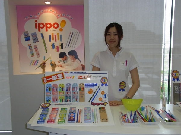 2012年は「小学一年生」とコラボする「トンボのｉｐｐｏ!」、「小学一年生」のロゴタイプが入った