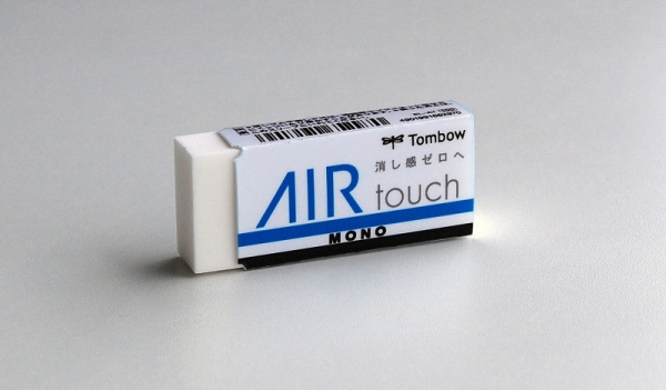 驚くほど軽い消しタッチ、シワをつけない軽いタッチの消しゴム「ＭＯＮＯ エアタッチ」
