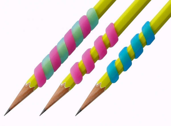 鉛筆に装着して、指をそわせるだけで、正しい持ち方をガイドするｉｐｐｏ! 「うずまきグリップ」