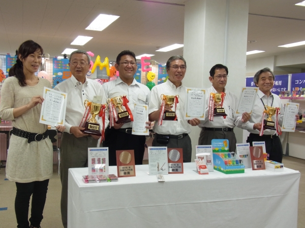 文紙フェア　受賞式　左からオート　北星鉛筆　寺西化学工業　　シード　サンビー・　