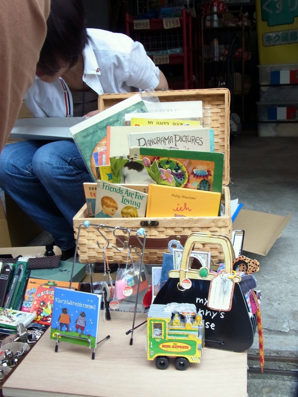 Grandmotherのカバンの中がコンセプトの絵本など外国絵本も販売