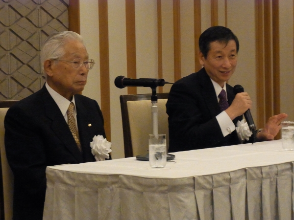 感謝会の後、大塚実名誉会長と大塚裕司社長による質疑応答が行われた