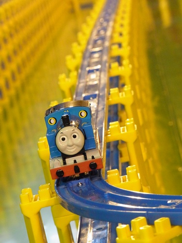 トーマスは、10,575個のプラレールを2時間53分36秒かけてレールを走破