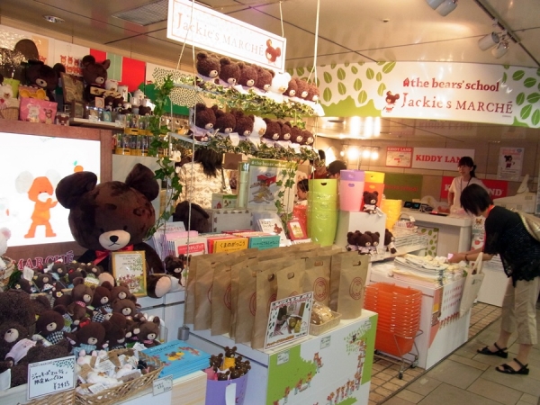 絵本の世界を象徴するグリーンベースのナチュラル感あふれる店内