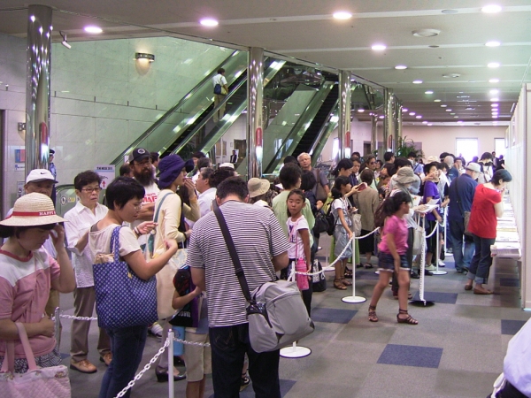 会場入口には長蛇の列が