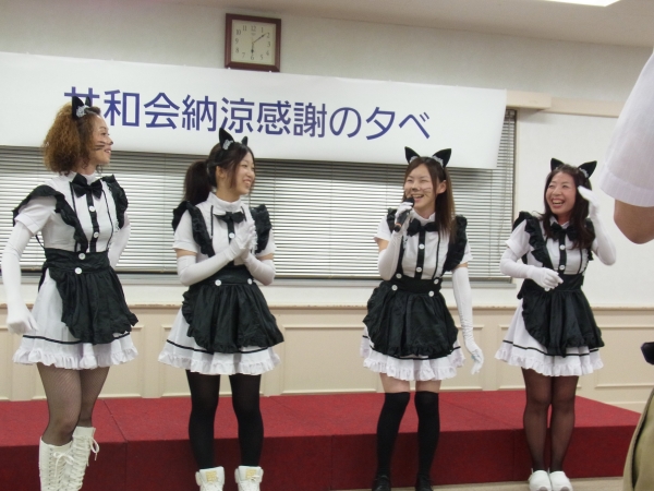 『墨汁屋さんのねりけし』のパケージイラストのネコをイメージしたコスチュームでなんとＫＡＲＡを披露　開明