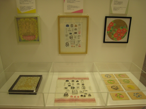 （左から）ゲストの津久井智子さん、こまけいこさん、山田泰幸さんの作品