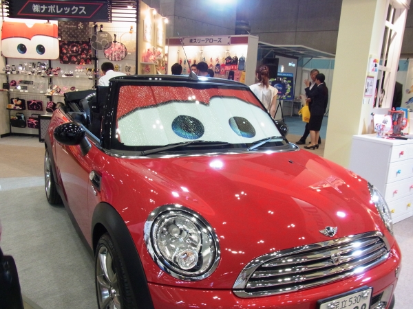 この夏話題の「カーズ2」をイメージしたリアル『ライトニング・マックィーン』と一緒に写真撮影も楽しめる