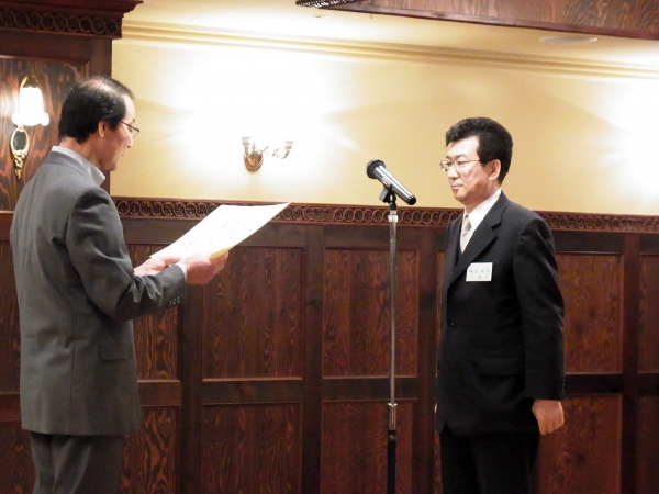 2期4年理事長を務めた尾作晃氏（文盛堂）に感謝状と記念品の贈呈