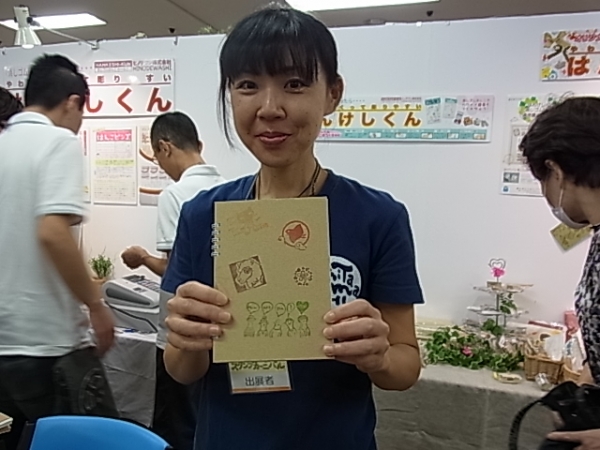 紙工房堂地堂さんとのコラボレーション　ペタンコテーブル『紙バイキング』ヒノデワシ