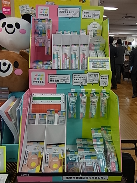 小学生の「使いやすさ」考慮し、子ども・母親・先生の3方向目線から考えられた学童文具シリーズ  サクラクレパス