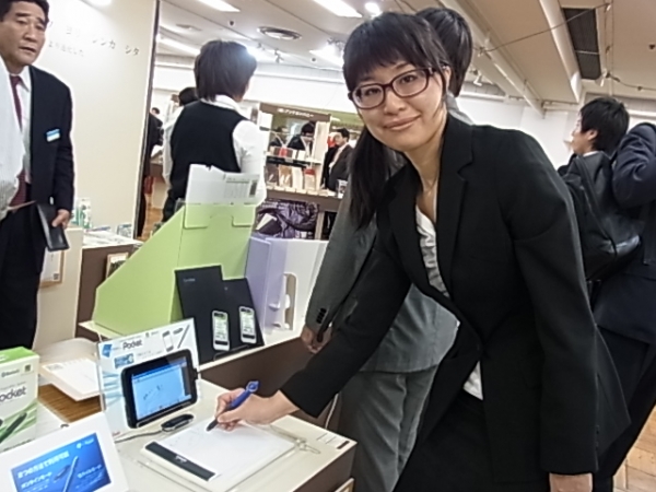 手書きで紙に書き込むと、ケーブルレスでデータに変換できるデジタルペン「エアペンポケット」ぺんてる
