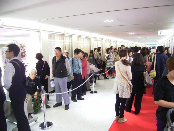 開場前には入場を待つ人々が通路を埋め尽くすほど行列