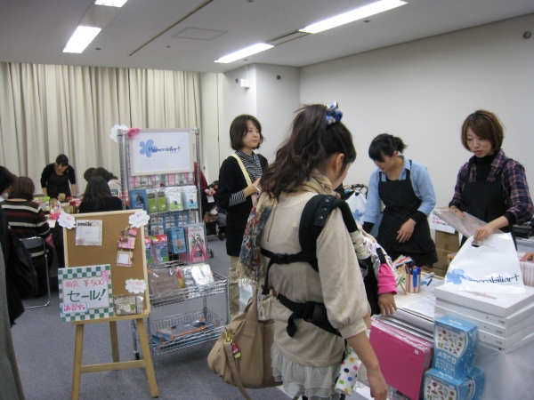 サクラクレパスのメモラビリアート作家による、スクラップブッキング体験教室