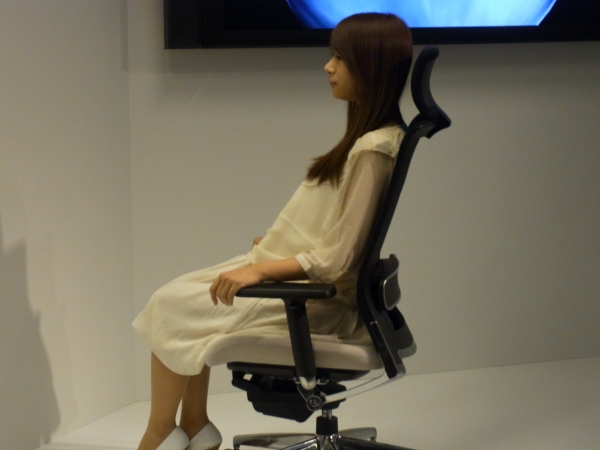 さまざまな背骨形状にフィットすることで、疲れにくく理想的な姿勢維持を実現する「エアフォート」