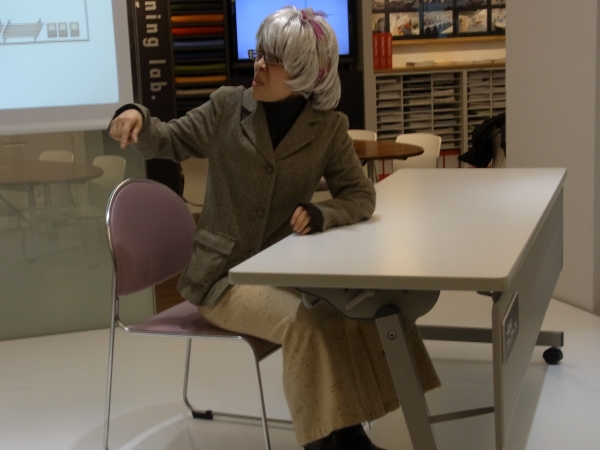 「重くて動かないじゃないの！（怒）」コミュニティースペースでよくみかけるこの光景