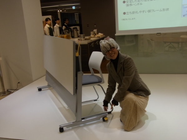 安全・安心、操作感の軽さと使いやすさを兼ね備えたフラップテーブル「リスマ」ならこのとおり