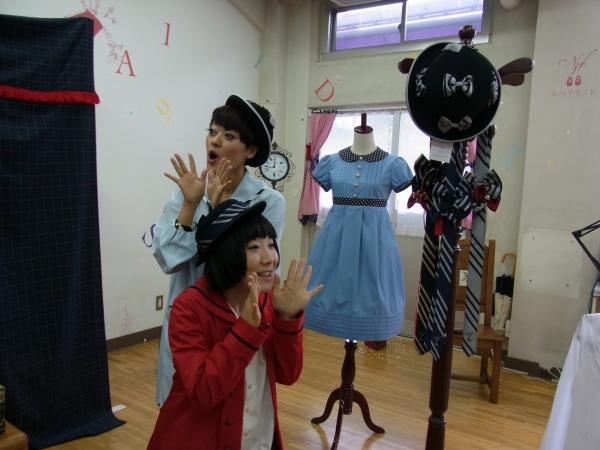 「制服をモチーフにした服なんですよ」とＥｉｌｙさんとＪａｍｍｙさん。キメのトーテンポールポーズ　ネバアイランド