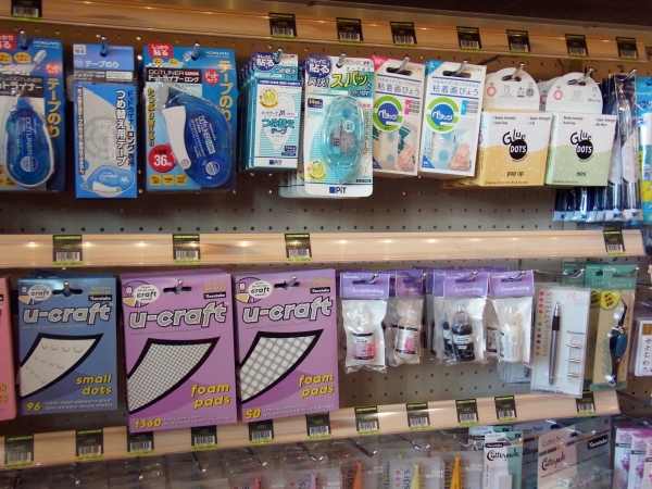 ホビーにピッタリ。いろんな素材にガッチリ貼れる。超強粘着グミ「ペタッツ」など