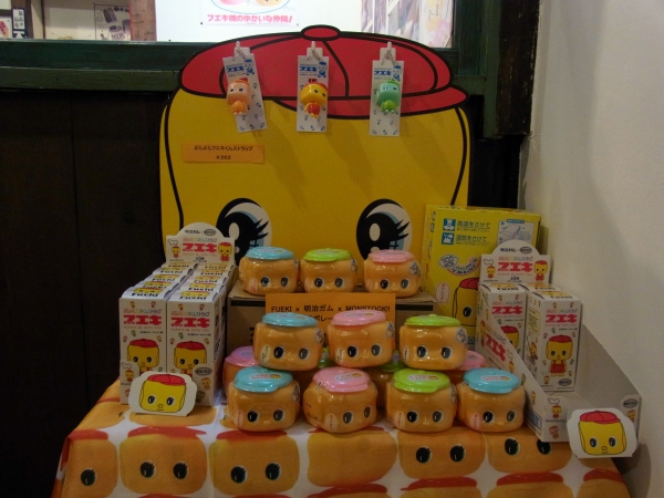 こちらはフエキ・明治ガム・MONSTOCK!!がコラボ「ぷらぷらフエキくんストラップ（チューインガム入り）」など