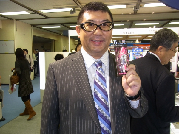 堀江社長のお勧めは、消し終わりが真っすぐキレイ、キレのいい修正テープ「カチット」　ぺんてる