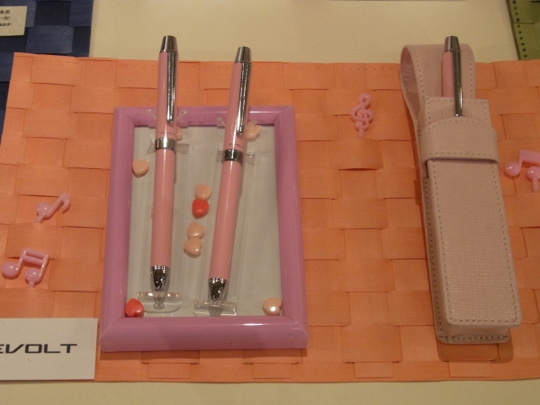 細身の軸で女性ユーザーに向けた多機能筆記具の新モデル「ツープラスワン　エボルト　スリム」