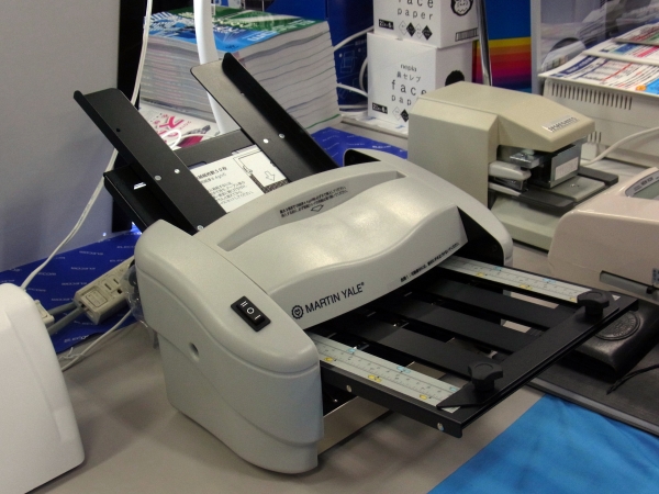 Ａ４・レターサイズの自動給紙式紙折り機。処理速度は4000枚／時「ｍａｒｔｉｎ　ｙａｌｅＰ７２００」ニューコン工業