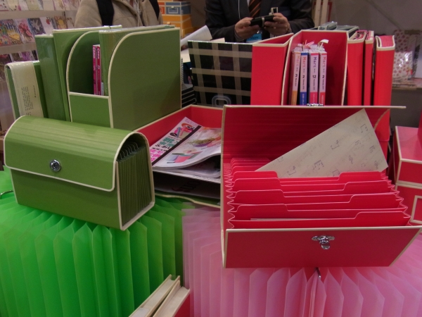 アコーディオンの様にポケットが大きく開くので収納に便利。「Small Accordion File」アームカンパニー