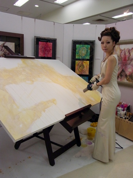 レモンの汁をあぶり出して作るアート作品　アーティスト・シルシルさん