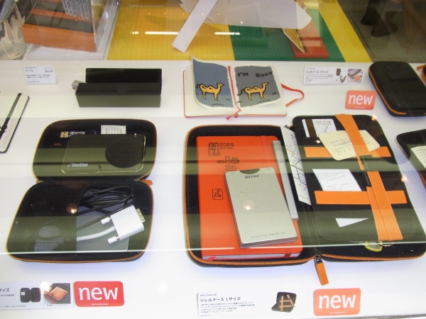 iPadなどのタブレット収納に最適なシェルケース。取り外し可能なサポートパネルが端末を立たせて固定