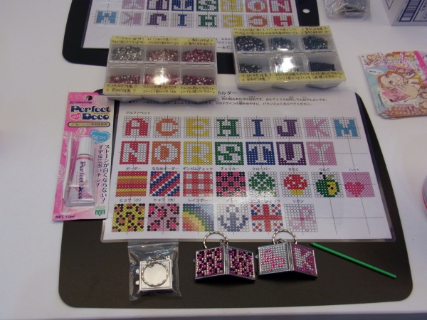 デコレション専用接着剤「パーフェクトデコ」が付いてワンコインで気軽にデコ体験できます。セメダイン