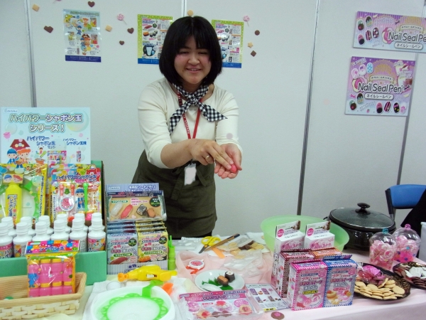 お寿司型消しゴムで実際に握るように疑似体験できる「手作り消しゴム」 デビカ