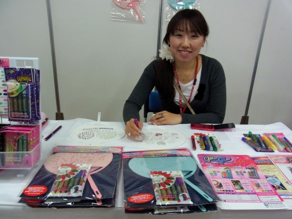 グリッターグルーを塗って、キラキラ目立つ自分だけのうちわが作れる「グリッターグルーｄｅうちわセット」　ヤマト