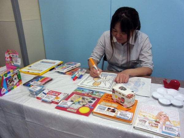 親子一緒に夏に楽しむ塗り絵をイロイロ提案　　実演コーナー