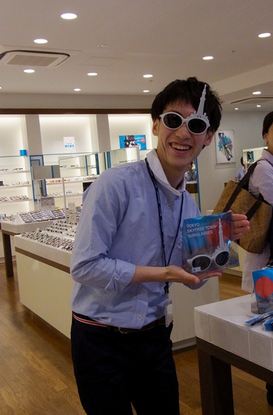 このお兄さんのステキなサングラスは数量限定なのでお早めに！（宣伝しておきましたよ）