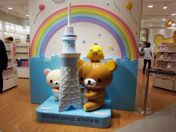 みなさんをリラックマ・コリラックマ・キイロイトリのオブジェがお出迎え。