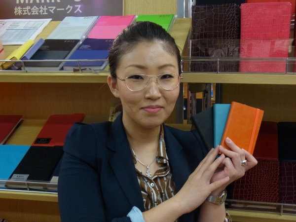 1日1ページのダイアリー「ＥＤＩＴ」。こちらはスマートフォンと一緒に持ち歩けるＢ７サイズ　マークス