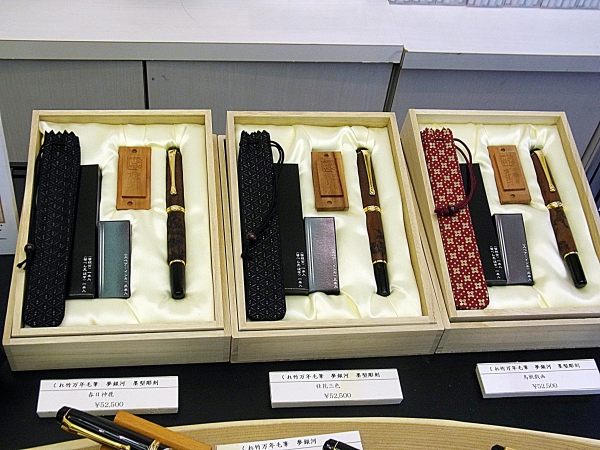 墨づくりに使用する「木型」を製作する墨型彫刻師が、一本一本彫刻。梨材を使用した万年毛筆「夢銀河天然木」